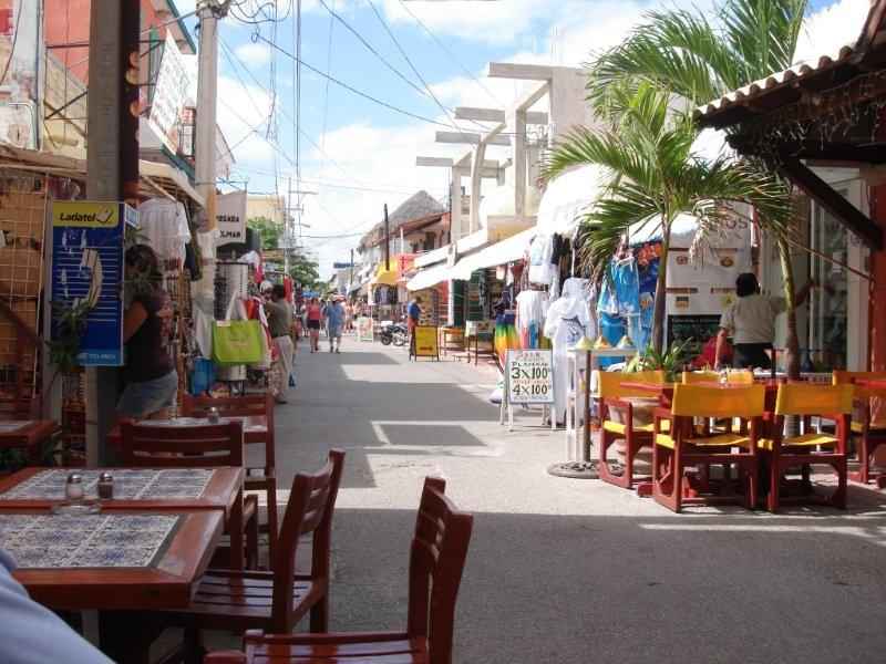 Restaurants, bars, shopping in Downtown Isla Mujeres